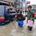 “Terima Kasih Ya Nak…” Nenek Selamat Berkat Babinsa di Banjir Ciledug