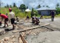 Personel TMMD Ke-127 Kodim 1514/Morotai Laksanakan Pengecoran Plat Deker Gorong-Gorong di Desa Gotalamo