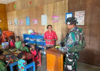 Tanamkan Akhlak Sejak Dini: Pos Serambakon Satgas Swasembada Yonif 751/VJS Anjangsana ke TK Wanbakon, Edukasi Moral hingga Berbagi Snack