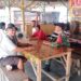 Babinsa Jalin Silaturahim Dengan Warga Binaan di Warung Kopi.