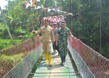 Dandim 0609/Cimahi Resmikan Jembatan Perintis Garuda Tahap II di Sungai Cimeta,Anak Sekolah Ucapkan Terimakasih