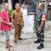 Komsos Dengan Warga binnaan, Babinsa Koramil 04/MK Serka R.pakpahan Pantau Wilayah Binaan