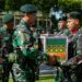 Pangkostrad Pimpin Upacara 17-an dan Bagikan Bingkisan Lebaran
