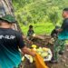 Lahan Subur Kemanunggalan Membaur, Satgas Pamtas Yonarhanud 2 Kostrad Bantu Warga Panen Timun di Perbatasan