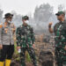 Danrem 031/WB Monitoring Langsung Kegiatan Water Bombing untuk Pemadaman Karhutla di Dumai