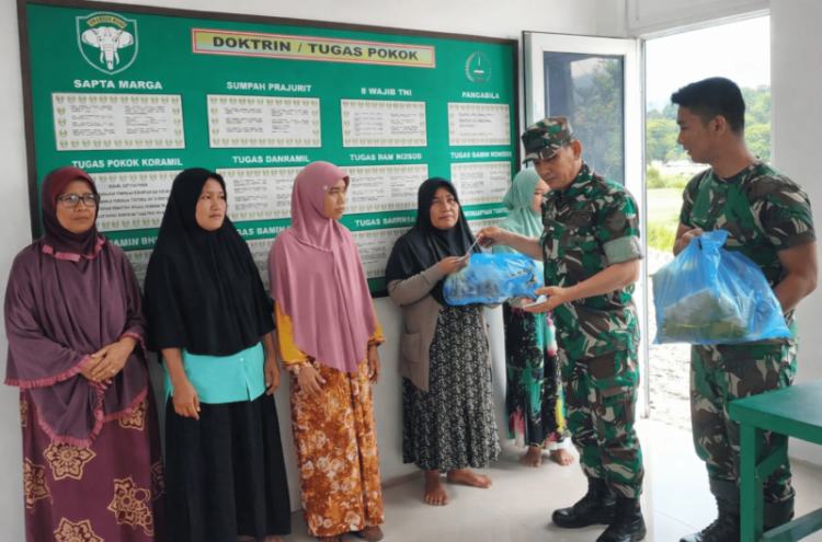 Danposramil 08/Setia, Serka Faisal Rizal, dengan didampingi oleh Babinsa setempat Kopka Darwanto dan Koptu Zulhelmi menyerahkan paket sembako kepada masyarakat kurang mampu.