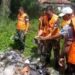 Peduli Lingkungan , Satgas Kodim 0510/Trs Bersihkan Tumpukan Sampah di Mekar Baru