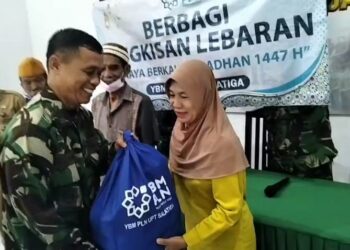 Kolaborasi Koramil 02/Banjarsari & YBM PLN UPTD Salatiga Berikan Bingkisan Lebaran Kepada Warga Kurang Mampu