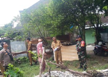 Peduli Lingkungan, Babinsa & Bhabinkamtibmas Pajang Ingatkan Warga Tidak Membakar Sampah Sembarangan