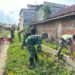 Cegah DBD Usai Banjir, Babinsa dan Warga Peulalu Turun ke Parit