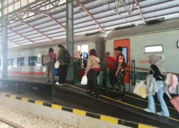 Pantau Arus Mudik Lebaran 2026 Di Stasiun,Babinsa Purwosari Yakinkan Situasi Tetap Aman & Kondusif