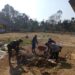 Ciptakan Sekolah Bersih dan Asri, Babinsa Koramil 10/Simpang Jernih Ajak Warga Gotong Royong