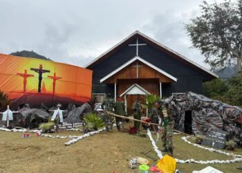 Semarak Paskah di Amboebera: Satgas Yonif 731/Kabaresi Bangun Taman Paskah dan Bagikan Alkitab untuk Jemaat