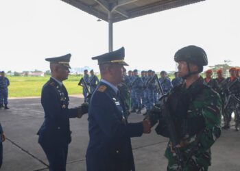 Emban Misi Strategis Jaga Perbatasan dan Nama Baik Bangsa, Danlanud Soewondo Pimpin Pelepasan Satgas RI–PNG
