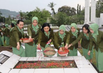 Ziarah Penuh Makna, Ketua Persit KCK Daerah XVIII/Kasuari Pimpin Penghormatan di TMP Trikora Jelang HUT ke-80 Persit KCK