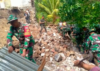 Prajurit Kodam XIII/Merdeka Sigap Tangani Dampak Gempa M 7,6 di Sulawesi Utara
