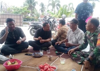 Babinsa Bersama Warga Komsos Sambil Menikmati Makan Siang