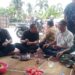 Babinsa Bersama Warga Komsos Sambil Menikmati Makan Siang