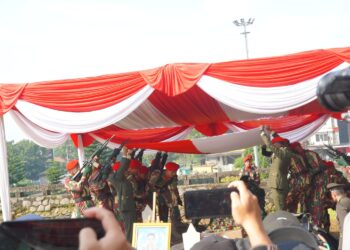Tangis Haru Iringi Pemakaman Mayor Zulmi, Prajurit TNI Berprestasi