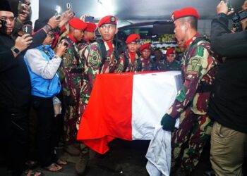 Presiden RI Beri Penghormatan Terakhir Untuk Tiga Prajurit TNI Saat Persemayaman di Bandara Soekarno-Hatta