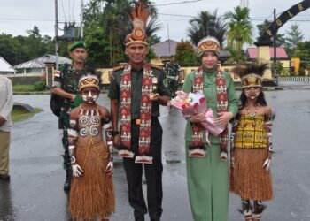Kodim 1710/Mimika Gelar Tradisi Penyambutan Dandim dan Ketua Persit KCK