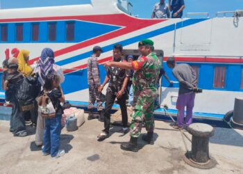 Babinsa Benan Laksanakan Pengamanan Kedatangan Kapal, Wujudkan Rasa Aman dan Kelancaran Mobilitas Warga