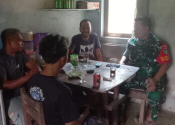 Babinsa Desa Mamut Perkuat Komsos, Bangun Kesadaran Keamanan dan Kebersihan Lingkungan