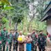 Menjaga Kedaulatan Menebar Kebaikan, Satgas Pamtas Yonarhanud 2 Kostrad Bagikan Beras untuk Warga