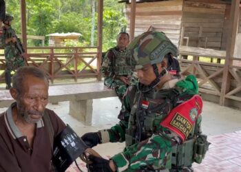 Pos Selal Yonif 751/VJS Berikan Pengobatan Gratis bagi Warga Kampung Kalomdol