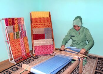 Persit KCK PD XII/Tpr Dorong Pelestarian Tenun Sidan Lewat Program Persit BISA