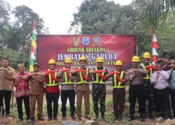 Memutus Isolasi di Garis Depan, Danrem 121/Abw Letakkan Batu Pertama Jembatan Garuda