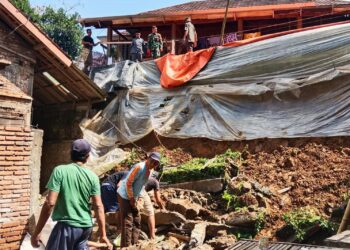 Hujan Deras Sebabkan Longsor di Pule Trenggalek, Babinsa dan Warga Sigap Evakuasi Material