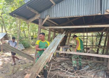 Bakti di Perbatasan Negeri, Satgas Pamtas Yonarhanud 2 Kostrad Bangun Rumah Warga