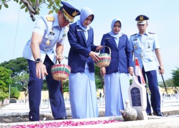 Jelang Peringatan HUT Ke-80 TNI AU, Danlanud Iswahjudi Pimpin Ziarah di TMP Madiun
