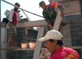 Wujud Nyata Kemanunggalan TNI Dengan Rakyat, Babinsa Pakunden Bantu Renovasi RTLH