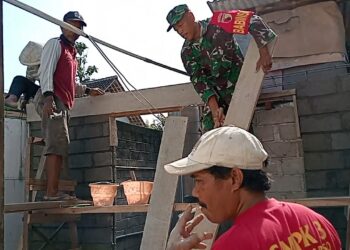 Wujud Nyata Kemanunggalan TNI Dengan Rakyat, Babinsa Pakunden Bantu Renovasi RTLH