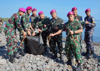 Prajurit Korps Marinir TNI AL Laksanakan LSD Dan Bersih-bersih Pantai