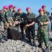 Prajurit Korps Marinir TNI AL Laksanakan LSD Dan Bersih-bersih Pantai