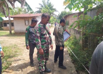 Babinsa Koramil 0201-16/TM Monitoring Pengukuran Badan Jalan di Desa Bangun Rejo