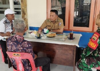 Tingkatkan Kerja Sama Yang Baik Babinsa Komsos Bersama Kades dan Warga Binaan di Kantor Desa Kota Rantang
