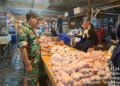Sertu Suhendra Babinsa Koramil 02/Curug Monitoring Harga Sembako di Pasar