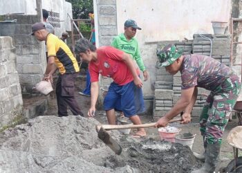 Wujud Kepedulian, Babinsa Garum Turun Tangan Bantu Pembuatan MCK Warga
