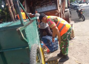 Bersama Petugas Kebersihan,Babinsa Koramil 01/Koja Ciptakan Lingkungan Sehat dan Bersih
