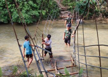 Kodim 0212/TS Bersama Warga Mulai Bangun Jembatan Gantung di Padang Bolak Julu
