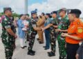 DANSATUD KOARMADA I MEWAKILI PANGKOARMADA I SAMBUT KEDATANGAN DANSESKOAU DI BANDARA RHF TANJUNGPINANG