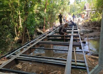 Gotong Royong TNI Dan Warga, Pengelasan Besi Pengaman Jembatan Perintis Garuda Terus Dikebut