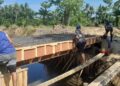 Tingkatkan Konektivitas dan Mobilisasi Warga Desa Rawa Gebang,TNI dan Warga Membangun Jembatan