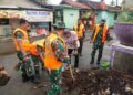 Satgas Sampah Koramil 03/Legok Bersama TNI,dan Komduk Bersihkan Tumpukan Sampah di Kampung Babakan