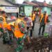Satgas Sampah Koramil 03/Legok Bersama TNI,dan Komduk Bersihkan Tumpukan Sampah di Kampung Babakan