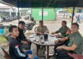 Babinsa Koramil 04/Cikupa Komsos Bersama Ketua LPM dan Ormas,Eratkan Silaturahmi dan Kokohkan Kebersamaan